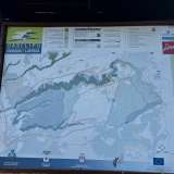 ...e da un tabellone che raffigura la mappa della gravina